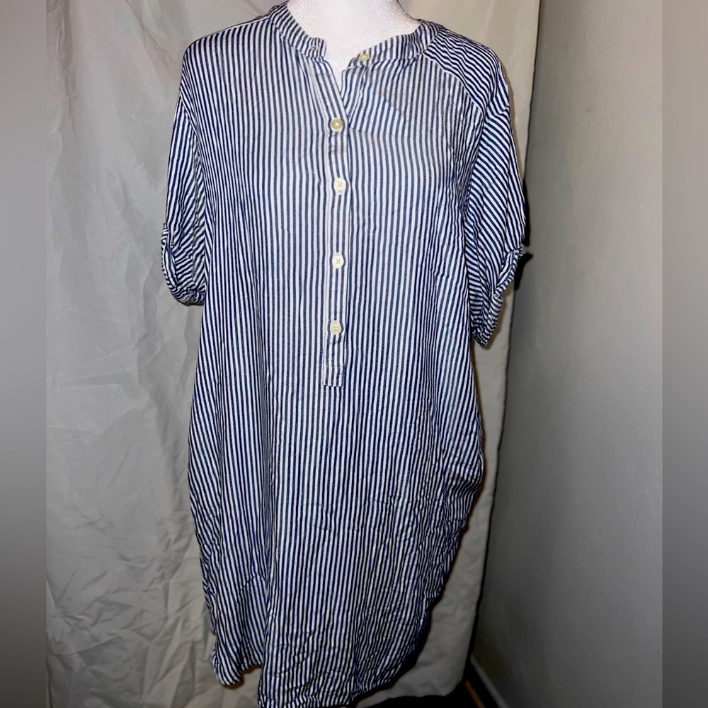 •••GAP••• Size LARGE PETITE Blue & White Vertical Striped Dress. Short Sleeve